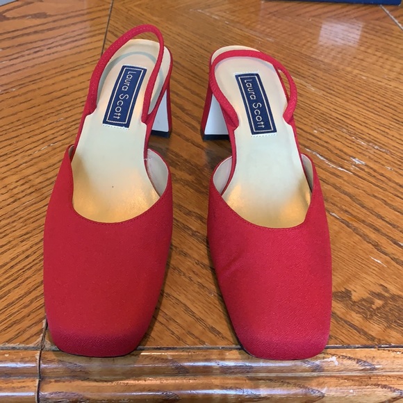 LAURA  SCOTT - Picture 2 of 9